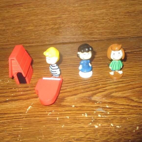 Peanuts Charlie Brown Mini Figures Set of 3 Figures & Accessories Cake Toppers - Picture 1 of 4